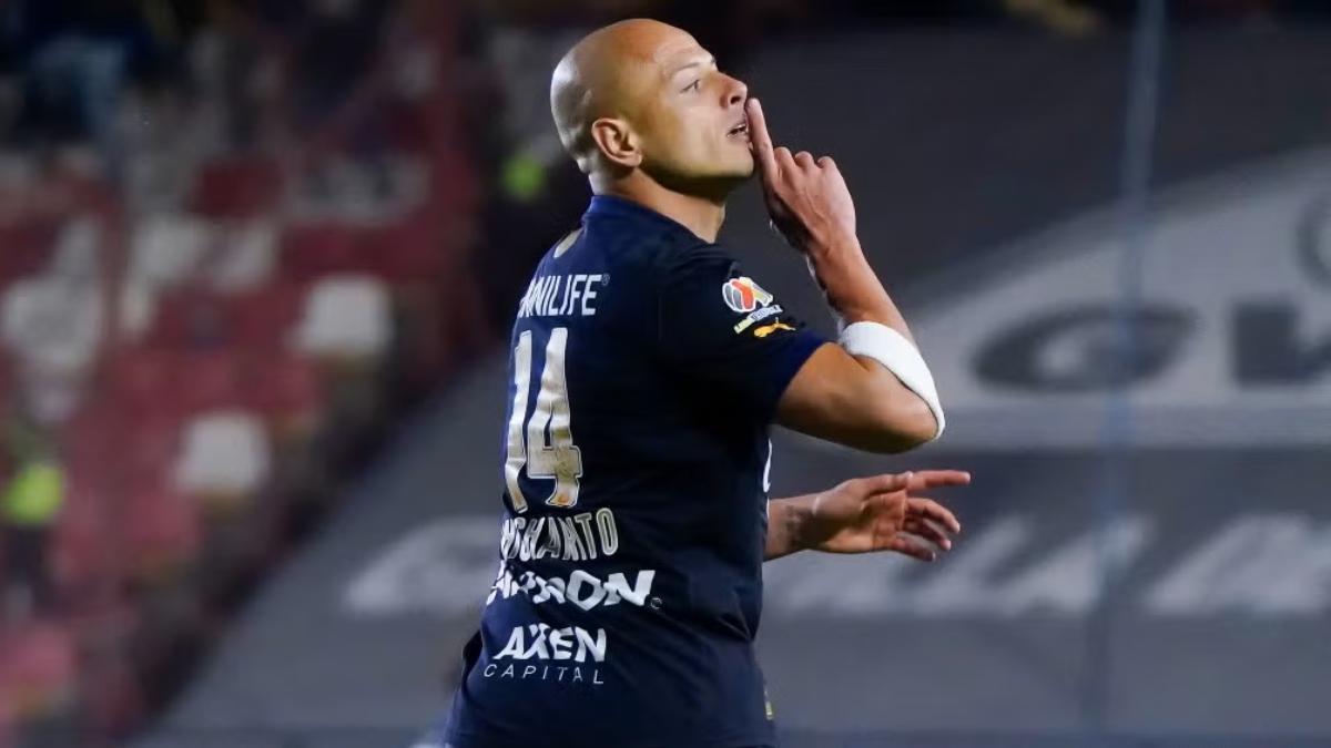 Chicharito Hernández celebra un gol con el Chivas