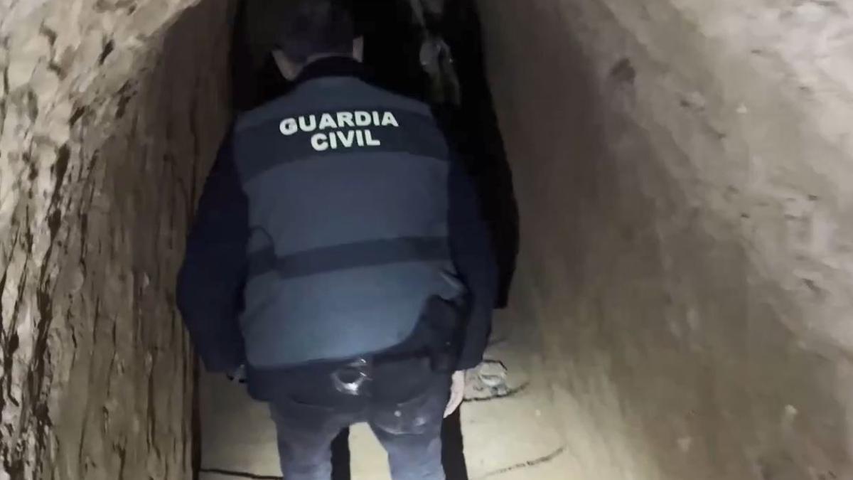 Un guardia civil se adentra en el túnel bajo la mansión del Pablo.