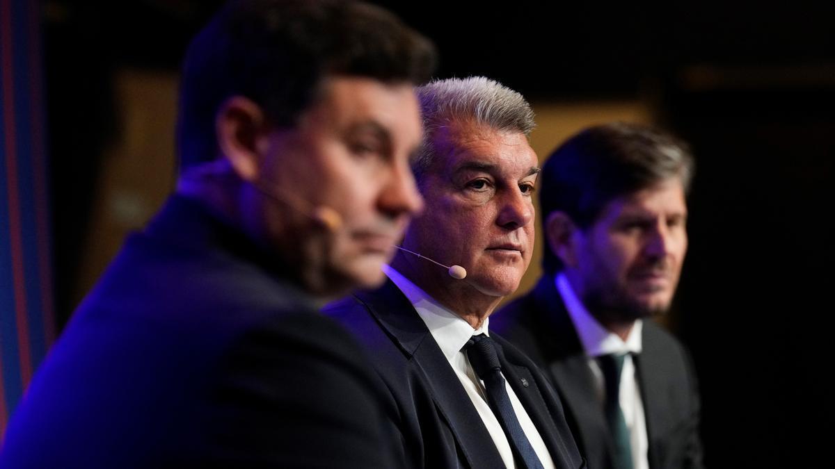 Romeu, vicepresidente económico del Barça, Laporta y Alemany, director de fútbol.