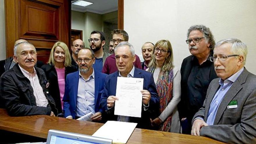 Polítics de la majoria de l&#039;oposició, en registrar la proposició de llei