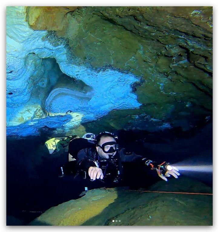 Buceadores en la Cueva del Agua, Isla Plana