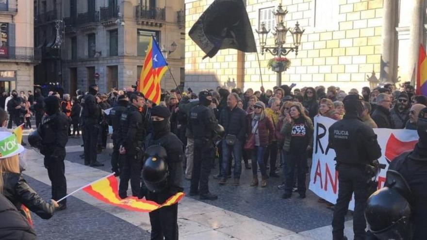 Manifestantes de Vox y de los CDR.