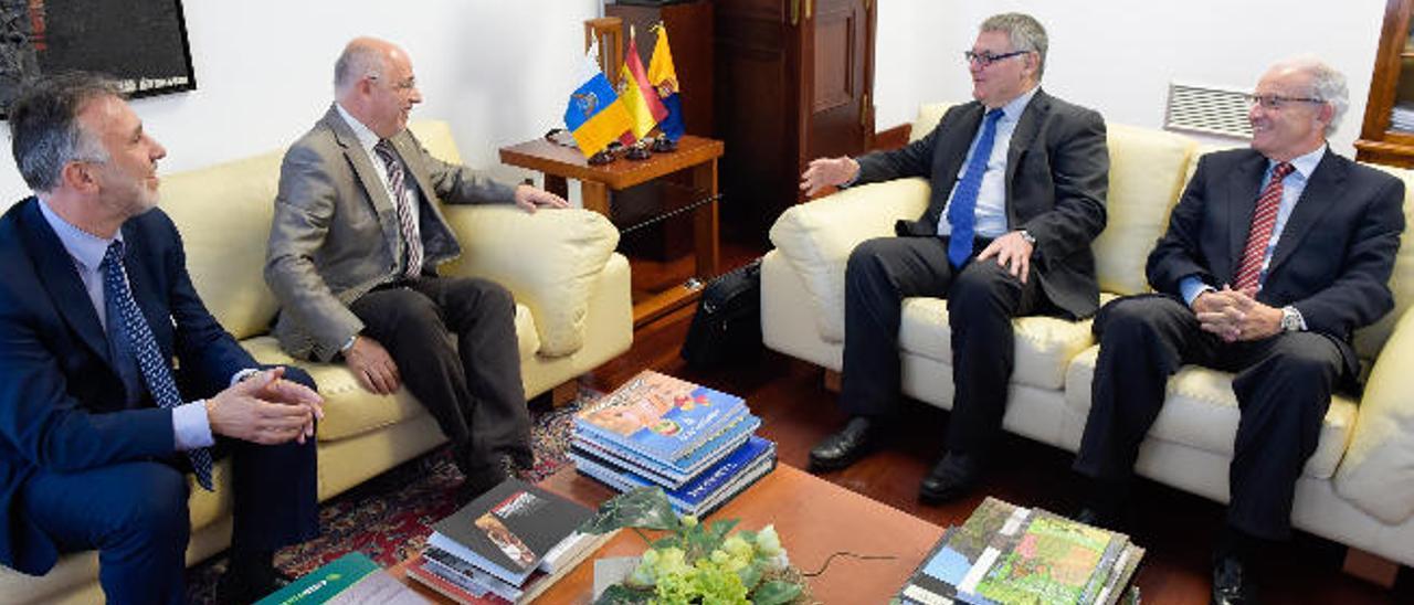 De izquierda a derecha, Torres, Antonio Morales, Francisco Roca y Miguelo Betancor, ayer en la Casa Palacio.