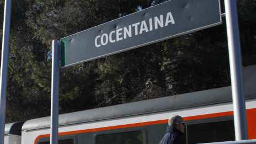 Un pasajero espera coger el tren en Cocentaina.