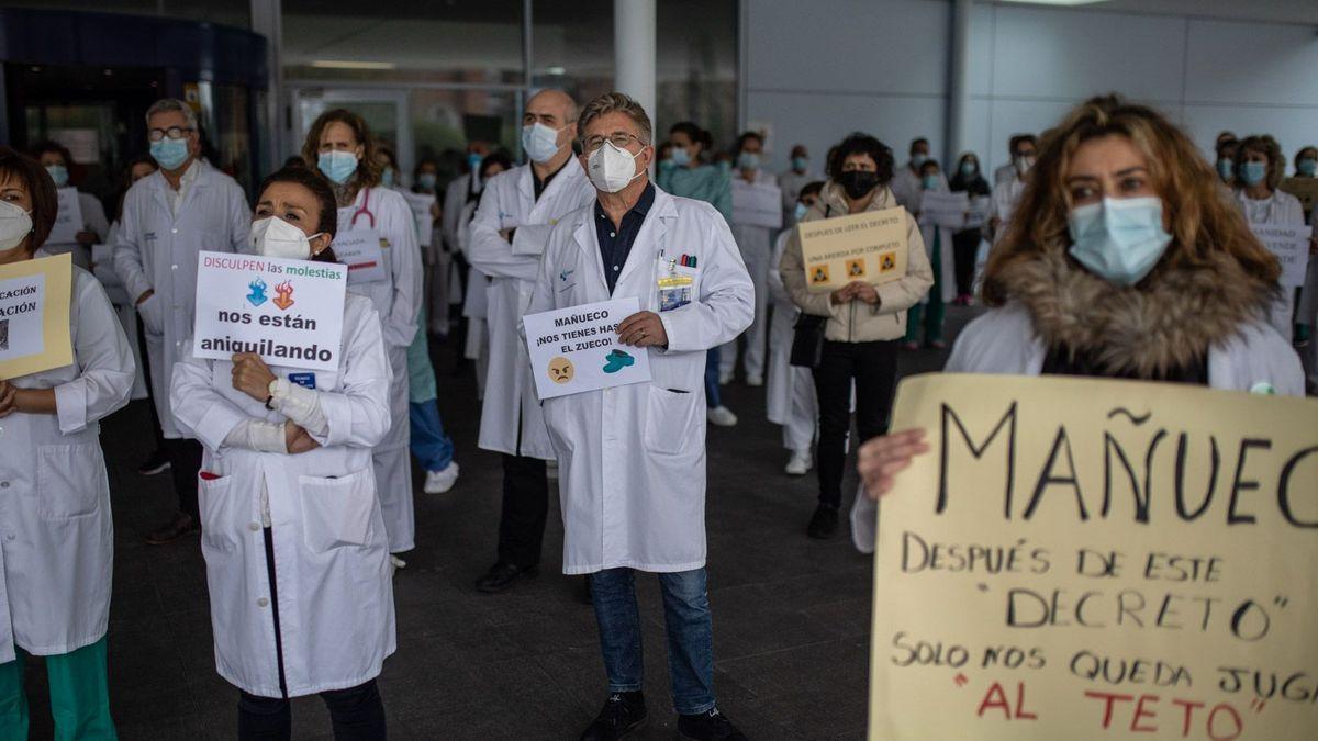 Decenas de sanitarios durante una de las protestas.