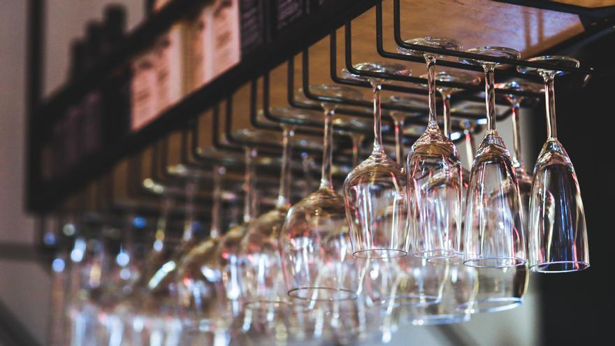 Copas en un bar en una imagen de archivo. Foto de Kaboompics en Pexels.