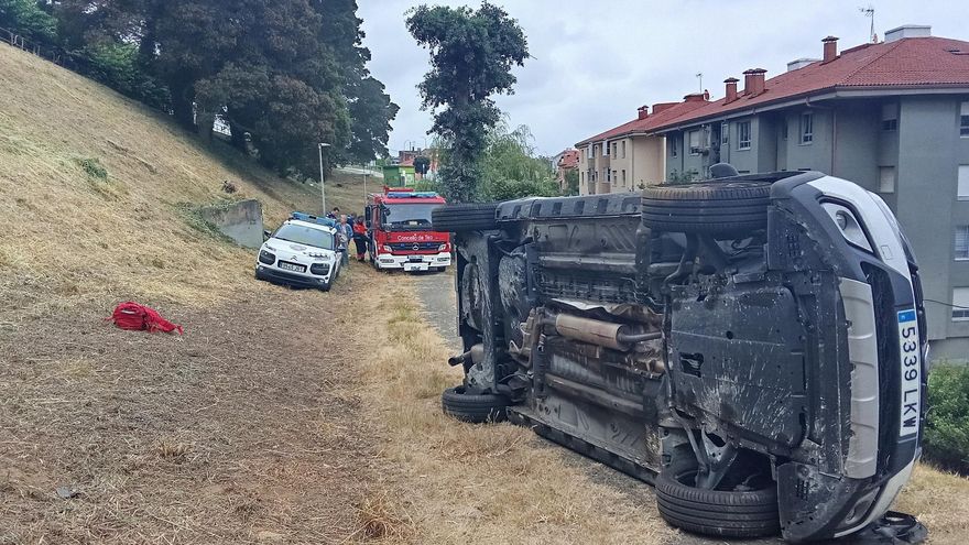 Herida leve una conductora en Teo al intentar evitar la caída por una pendiente de su coche, del que había bajado