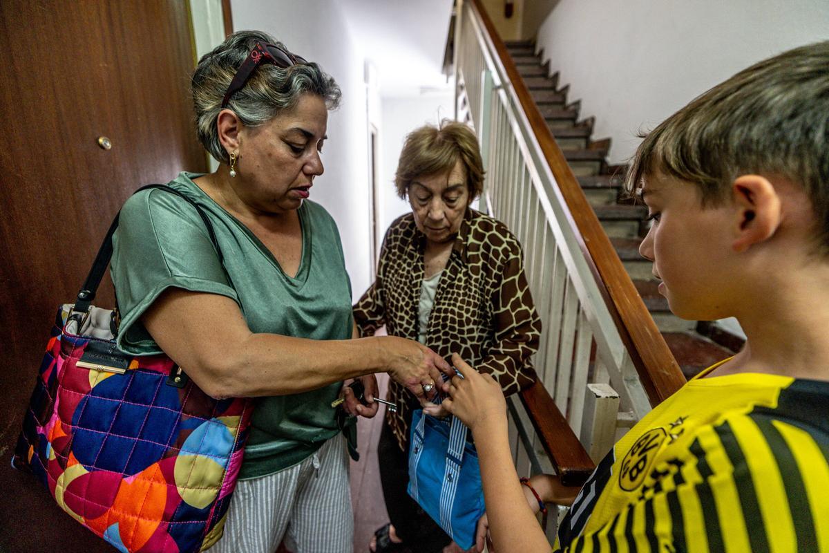 Una madre, Anabel Sorroche, con su hijo de 12 años y su madre de 87 a la que cuida también