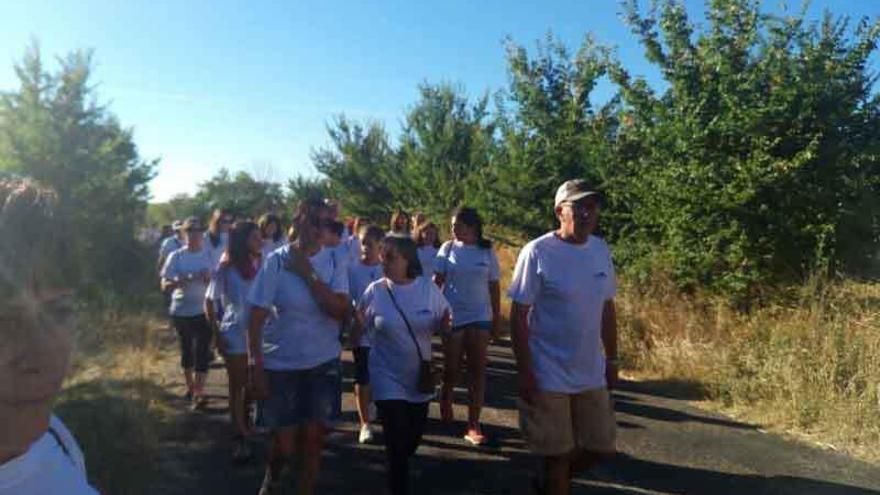 Un grupo de participantes en el camino hacia Fuentelcarnero .