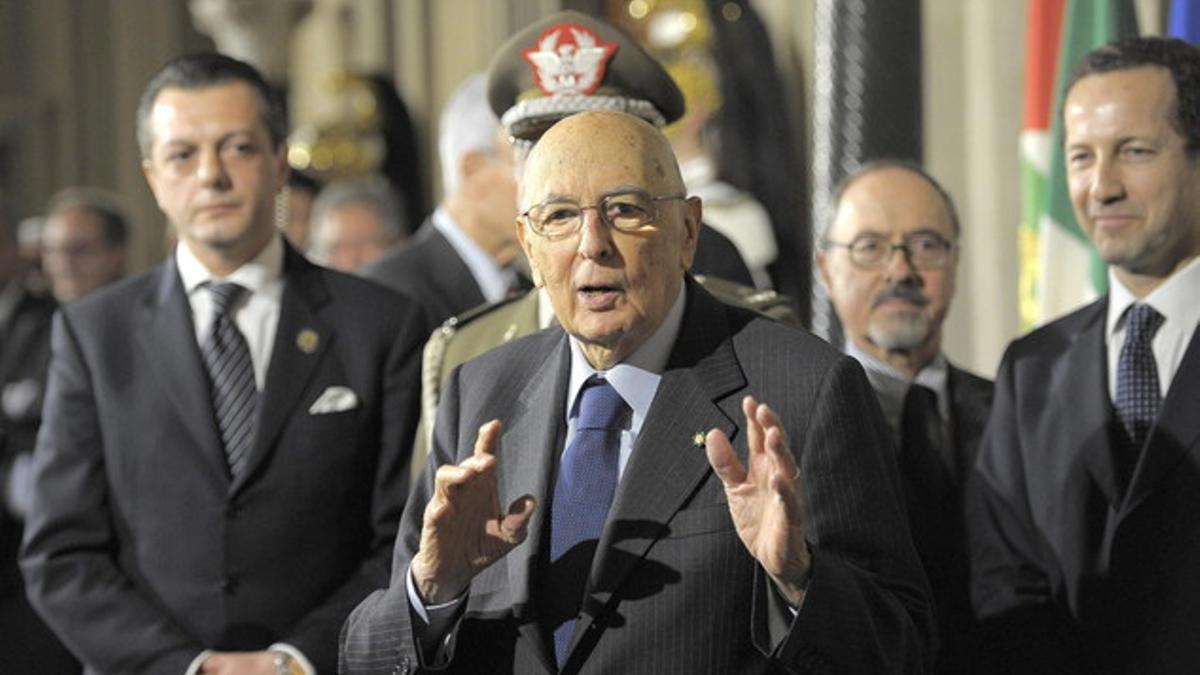 El presidente italiano, Giorgio Napolitano, tras cerrar la ronda de contactos políticos, este sábado en el palacio del Quirinale, en Roma.