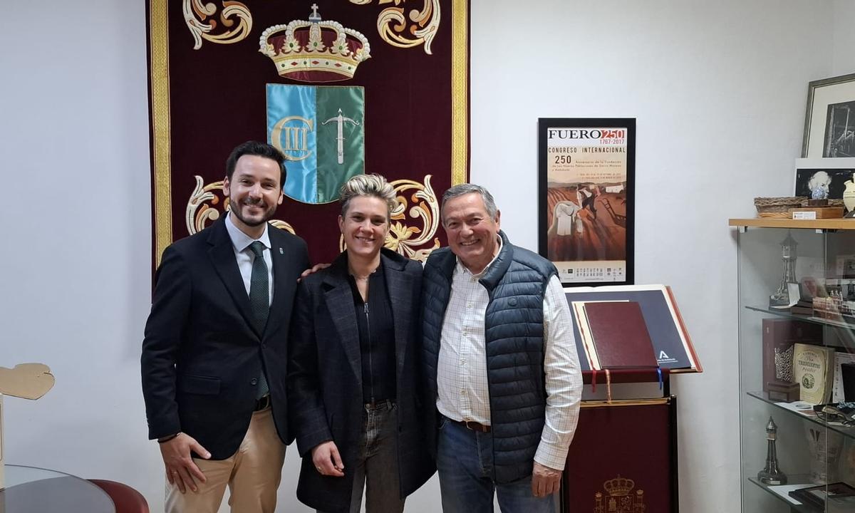 Teresa, junto al alcalde de San Sebastián de los Ballesteros, Javier Maestre, y Manuel del Pino, juez de paz.