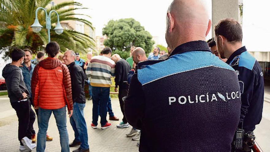 Policías locales de A Coruña antes de una asamblea. | baúlde/roller agencia