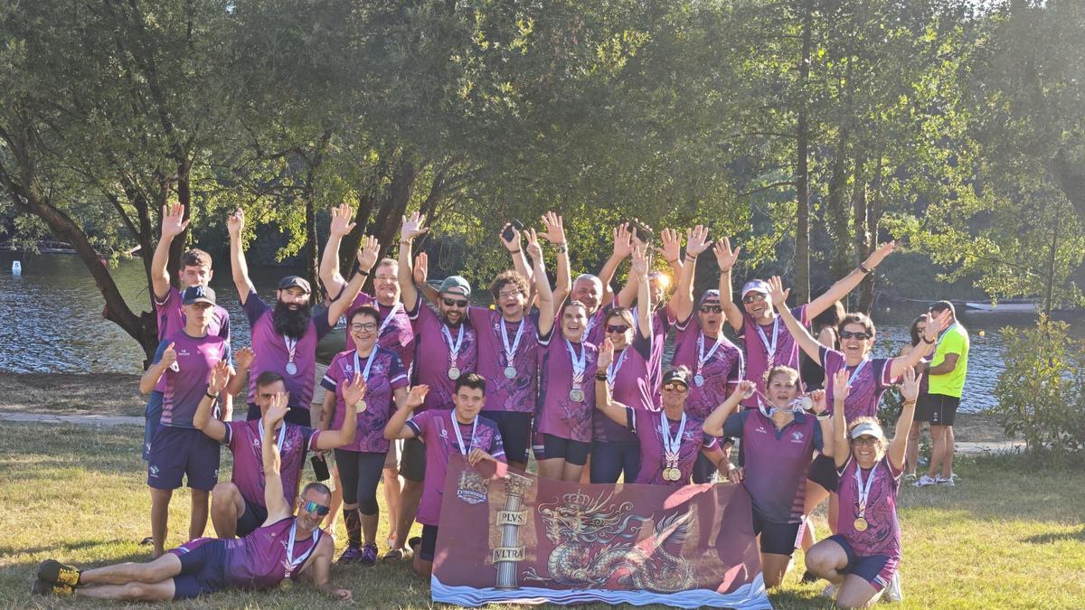 El equipo de Dragon Boat de Badajoz tras una de las competiciones en Lugo.