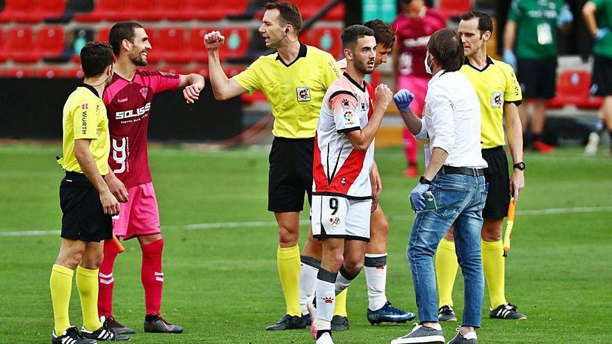 Els jugadors van saludar el trio arbitral amb un toc amb el colze al final del partit.