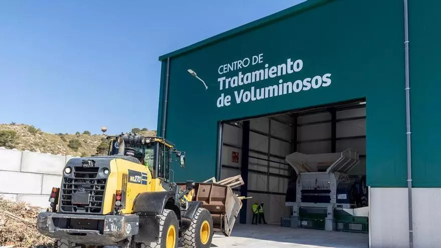 La primera planta de tratamiento de residuos voluminosos de la provincia está en El Campello