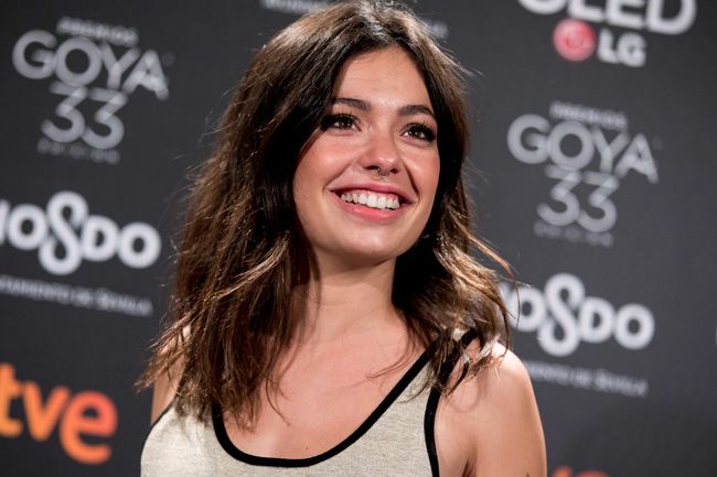 Anna Castillo con melena suelta y ojos en color tierra en la fiesta de los nominados a los Premios Goya 2019