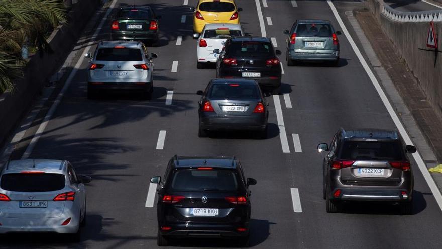 Vehicles circulant per la Ronda de Dalt de Barcelona, divendres a la tarda, amb tràfic intens