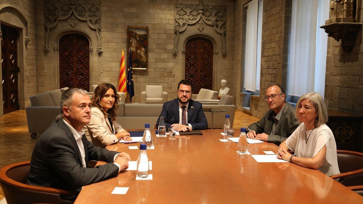El ’president’ de la Generalitat, Pere Aragonès, con los líderes de Òmnium, ANC y AMI.