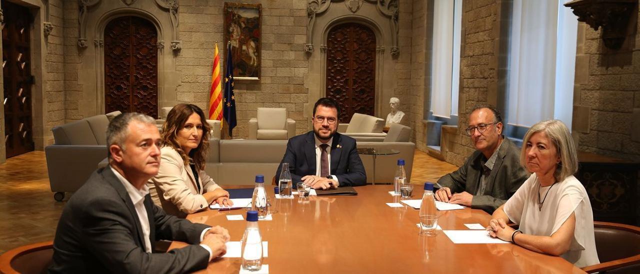 El ’president’ de la Generalitat, Pere Aragonès, con los líderes de Òmnium, ANC y AMI.