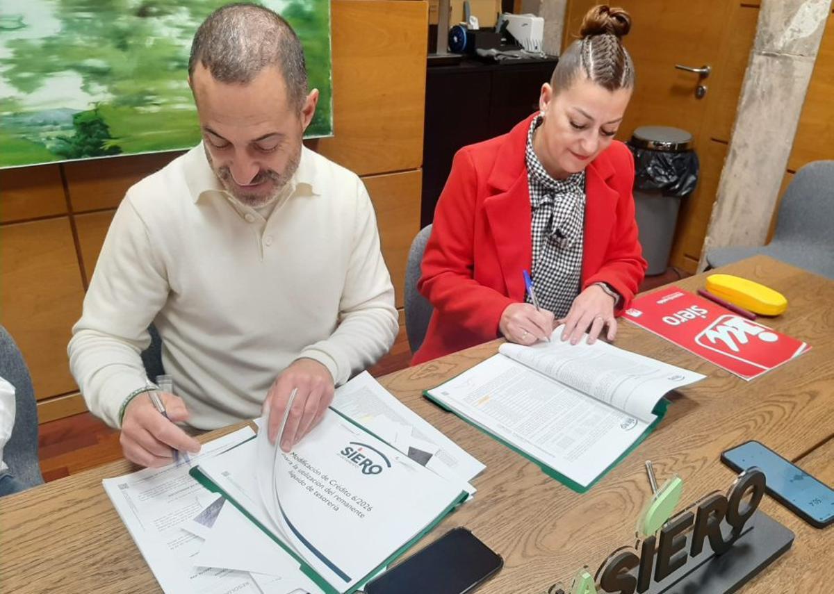 El alcalde y la concejala Teresa  Álvarez, firmando el  apoyo de IU a  los remanente de Tesorería.  | L. P.
