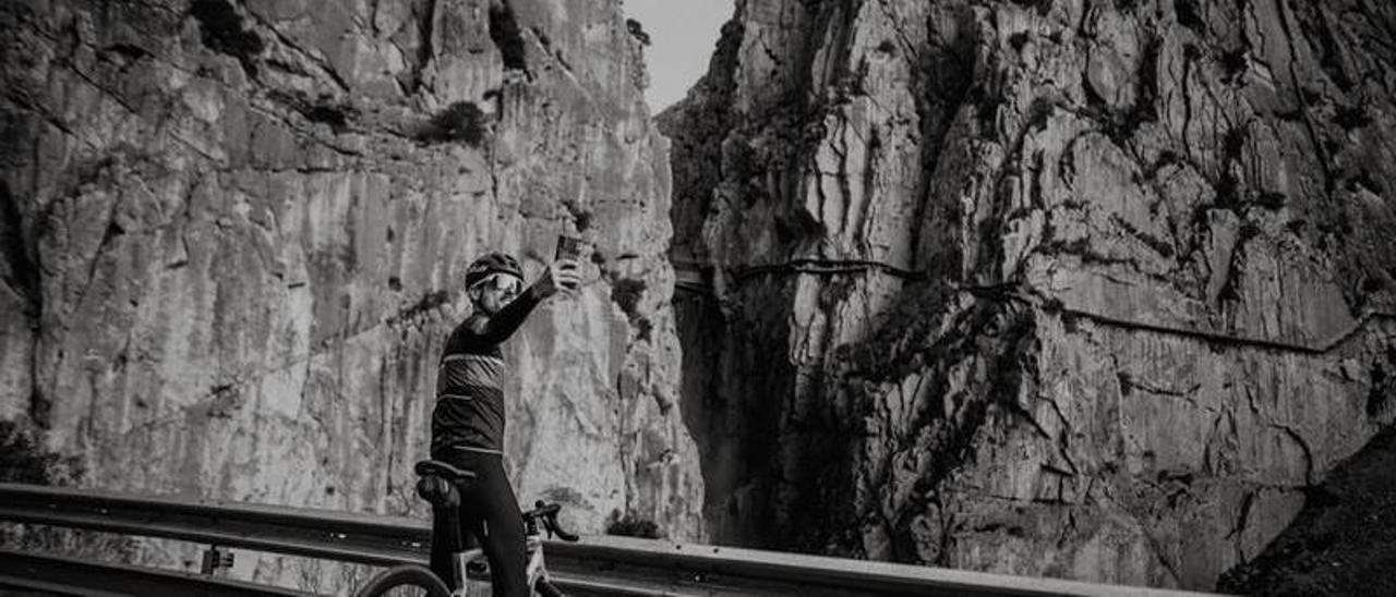 Un ciclista se hace un selfie frente al Caminito del Rey.