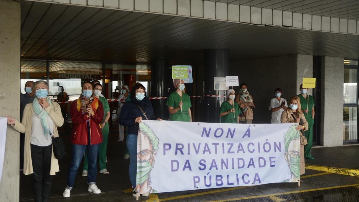 Algunos de los manifestantes ayer ante el Hospital Montecelo.