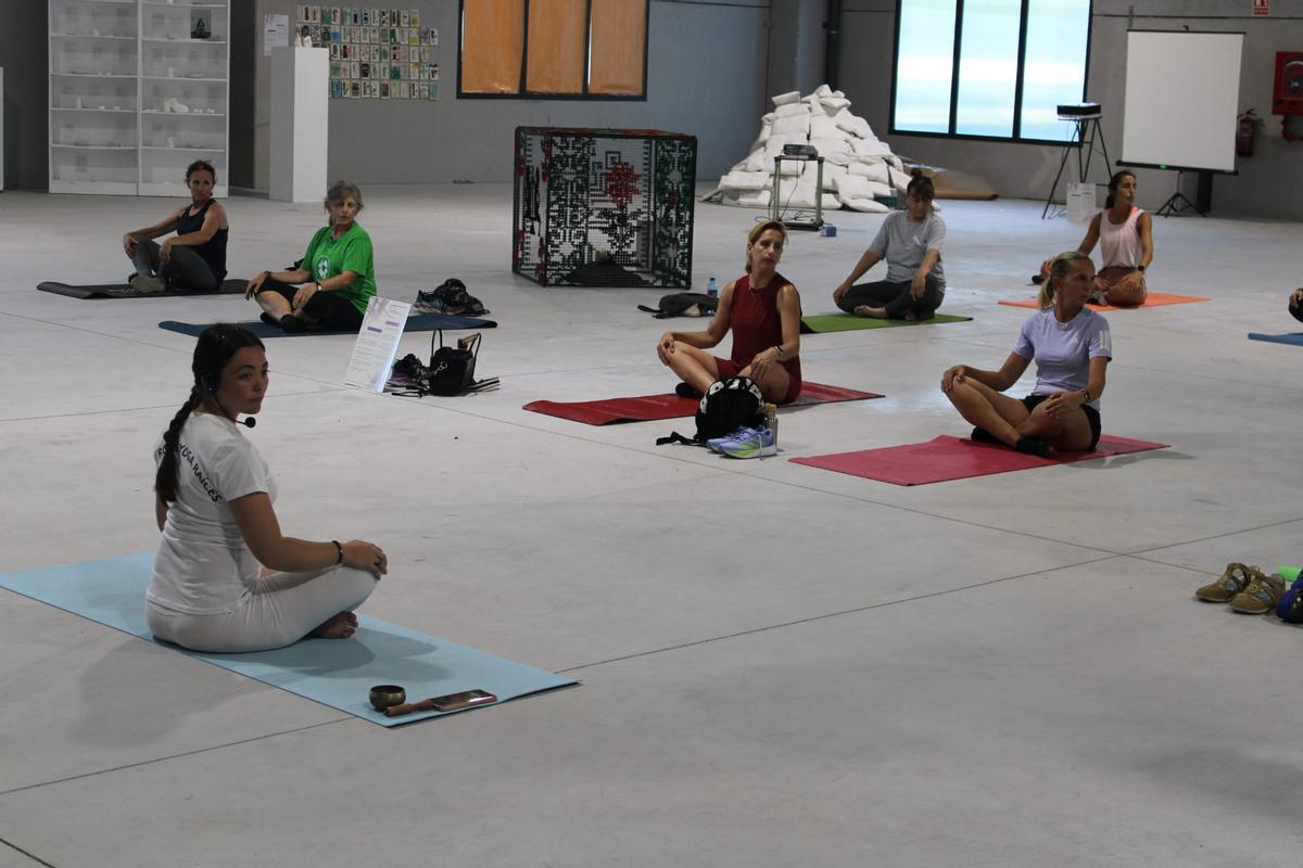 Clase de yoga en Talleres del Conde