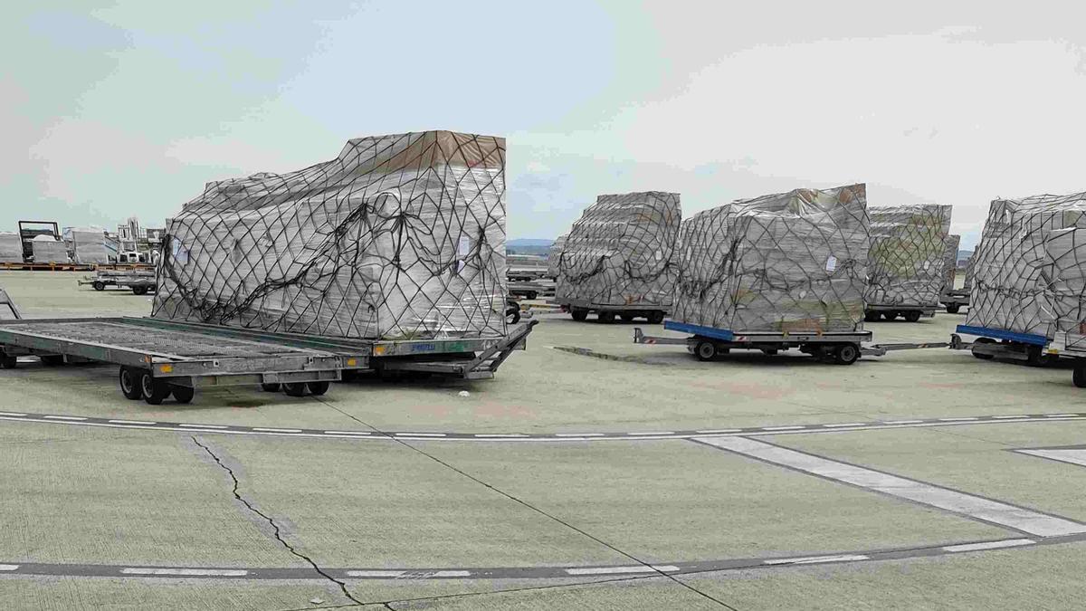 Una grieta en una de las 76 losas de hormigón que se van a renovar en la terminal de Garrapinillos.