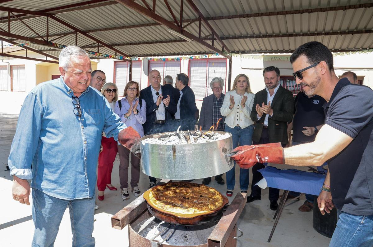 Alcaldes de Elche en democracia, en uno de los encuentros gastronómicos con el arroz con costra y la tertulia como fieles compañeros