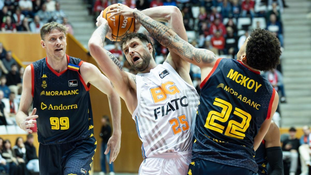 La luz falló hasta en tres ocasiones durante el Bàsquet Girona - Morabanc Andorra disputado en Fontajau