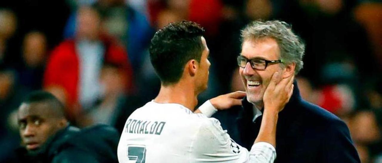 Cristiano Ronaldo saluda a Blanc en el Santiago Bernabéu.