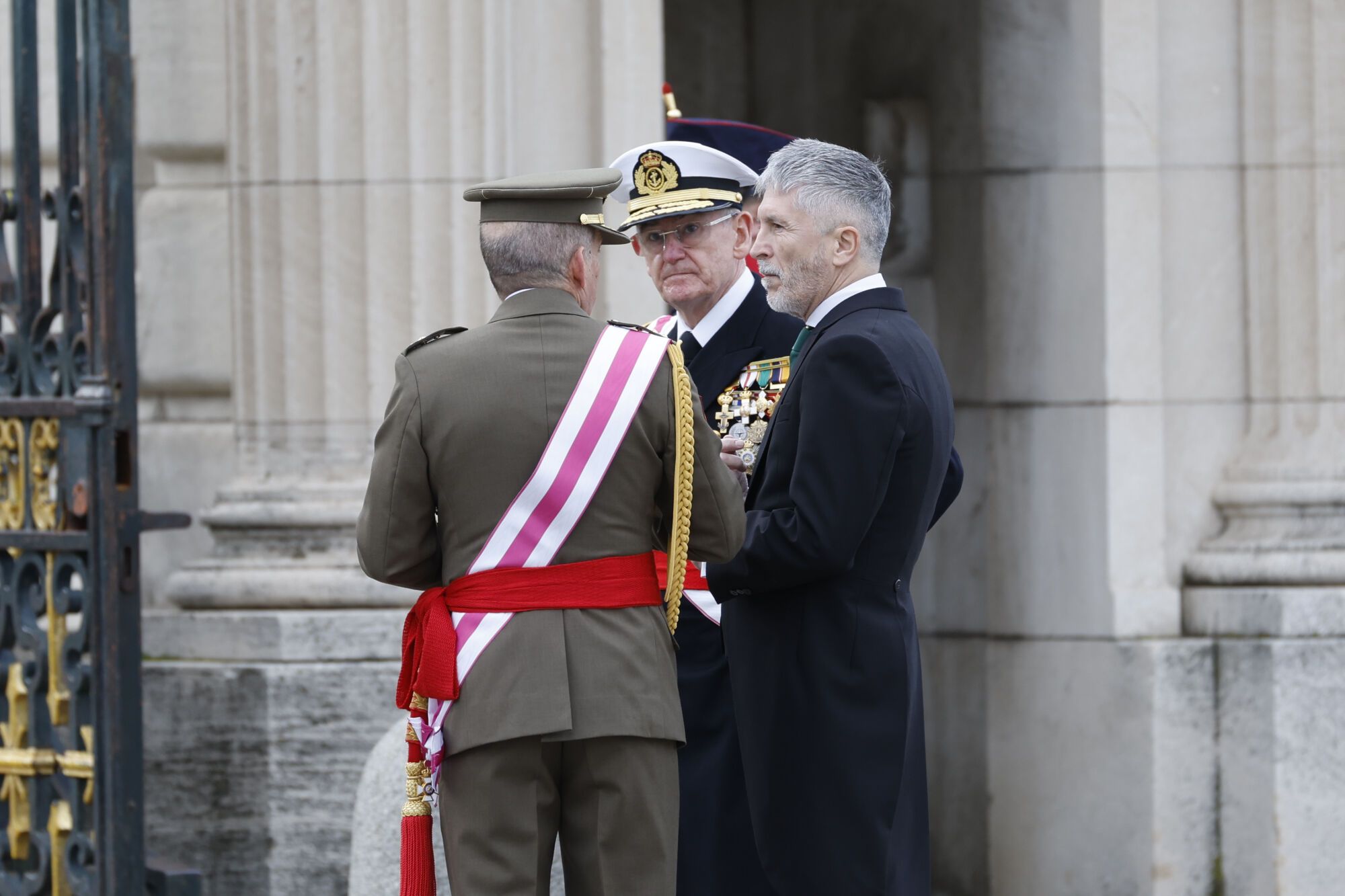 MADRID, 06/01/2025.- El ministro del Interior, Fernando Grande-Marlaska (d), y el jefe del Estado Mayor de la Defensa (JEMAD), el almirante Teodoro Esteban López Calderón, conversan antes de los actos de celebración de la Pascua Militar este lunes en Madrid. EFE/Juanjo Martín