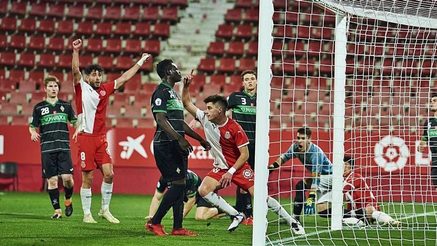 Pau Víctor celebra el primer gol d&#039;ahir contra el Sants, després d&#039;una gran jugada de Gonpi