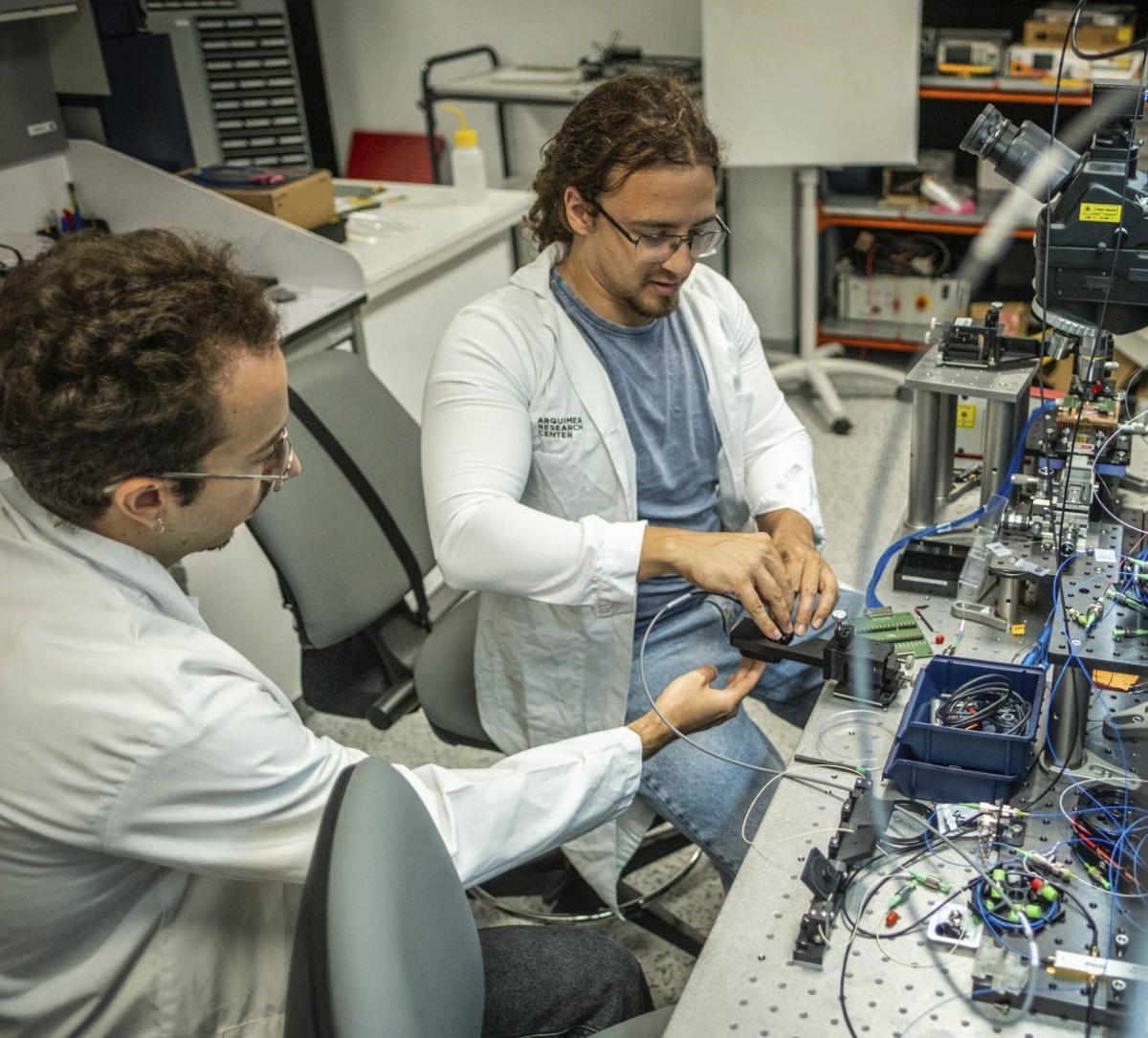 Trabajadores de la tecnológica Arquimea, que opera  dentro de la ZEC. | Andrés Gutiérrez