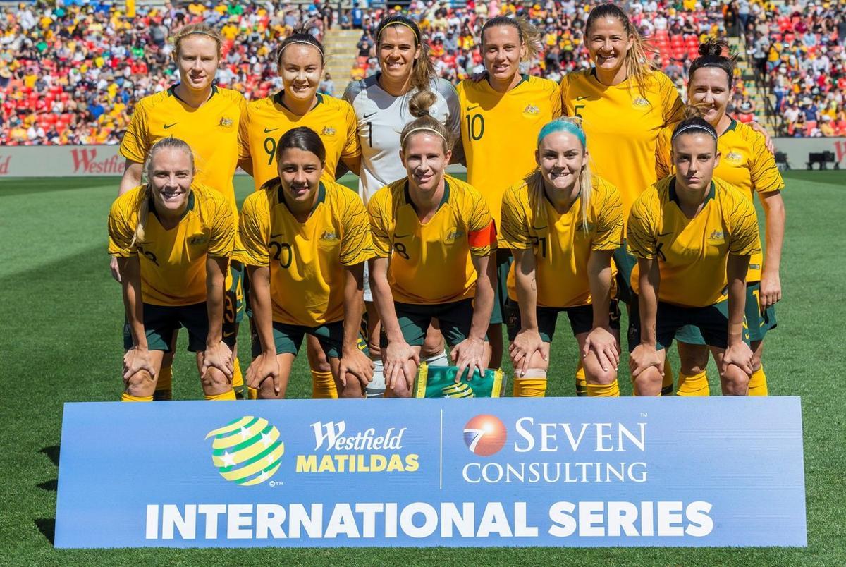 Sydney (Australia).- (FILE) - Matildas pose for a group photo ahead of the first International friendly match between the Australia Matildas and Chile at Panthers Stadium in Sydney, Australia, 10 November 2018 (reissued 06 November 2019). Australia’s top women soccer players will earn the same as their male counterparts after a landmark deal was signed on 06 November 2019 to close the gender pay gap between men and women’s national teams. (Futbol, Amistoso) EFE/EPA/CRAIG GOLDING AUSTRALIA AND NEW ZEALAND OUT