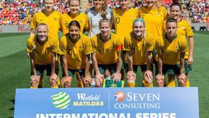 Sydney (Australia).- (FILE) - Matildas pose for a group photo ahead of the first International friendly match between the Australia Matildas and Chile at Panthers Stadium in Sydney, Australia, 10 November 2018 (reissued 06 November 2019). Australia’s top women soccer players will earn the same as their male counterparts after a landmark deal was signed on 06 November 2019 to close the gender pay gap between men and women’s national teams. (Futbol, Amistoso) EFE/EPA/CRAIG GOLDING AUSTRALIA AND NEW ZEALAND OUT