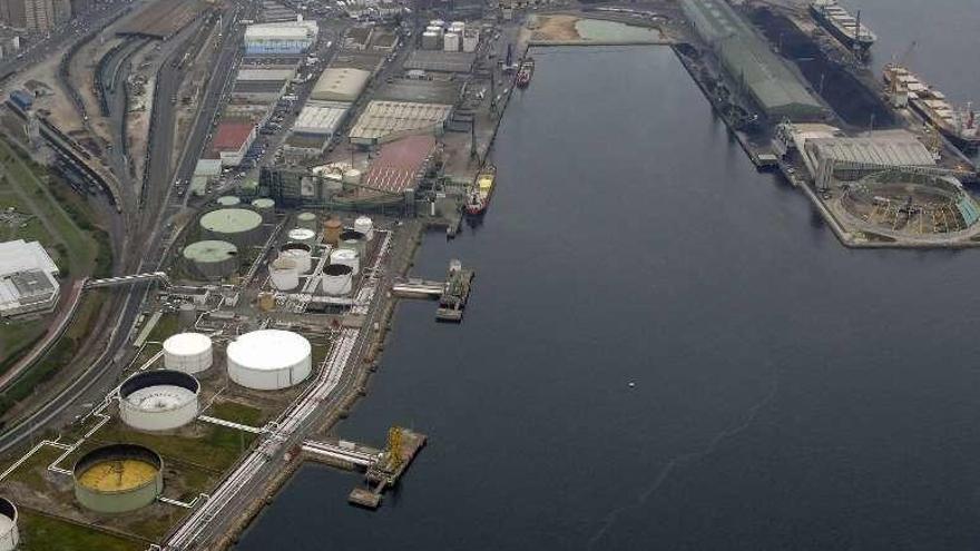 Imagen aérea de los muelles del puerto interior.