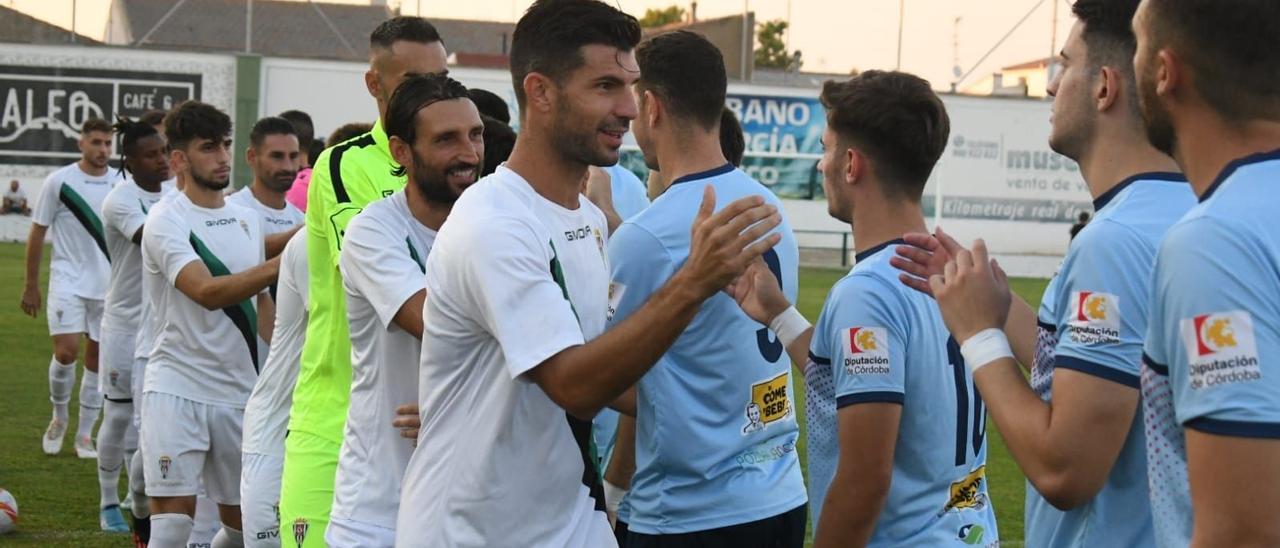 Willy Ledesma, en primer plano, en el saludo al Pozoblanco en el último amistoso.