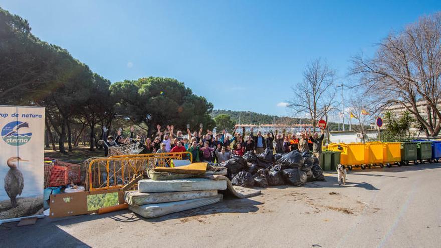 Recullen 2,3 tones de deixalles a la desembocadura del Ridaura a Santa Cristina