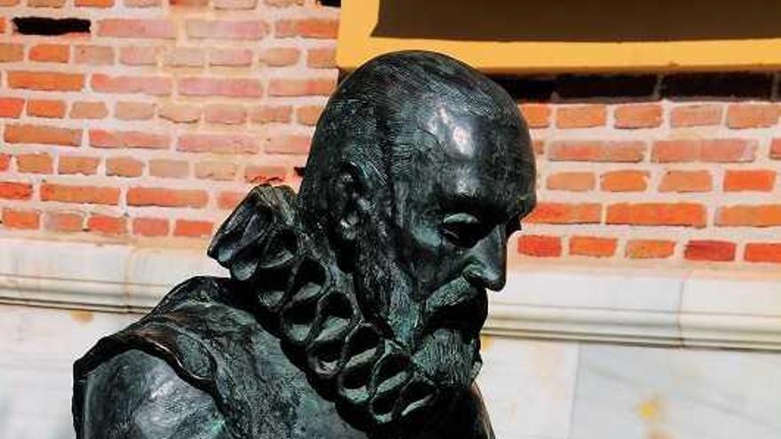 Escultura de Cervantes junto al Palacio Marqués de Beniel.