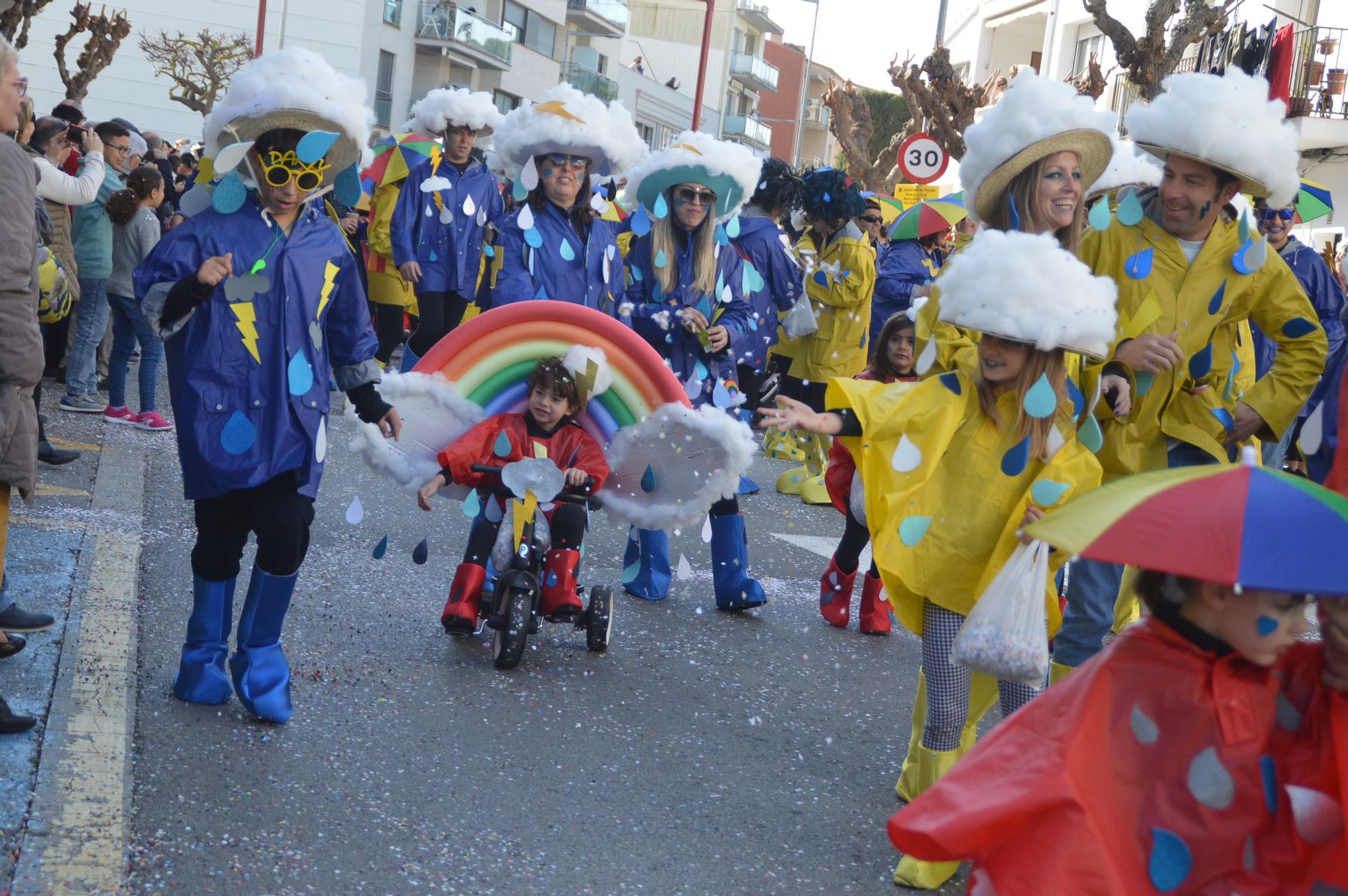 L'Escala vibra amb una rua de carnaval carregada d'imaginació