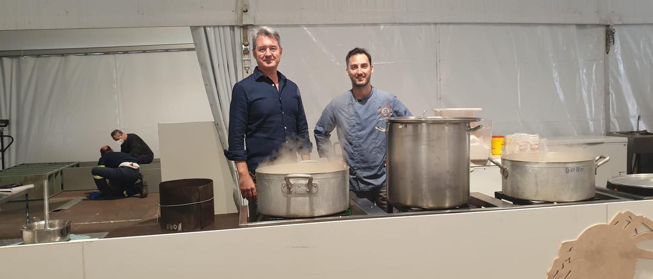 El alcalde de O Grove y el chef Unai Reboleiro, nuevo jefe de cocina. A la izquierda se observa a los operarios que ayer daban los últimos retoques al recinto. En ese momento se estaban preparando salsas, por lo que “O Grove ya huele a Festa do Marisco”, resaltaba el regidor.