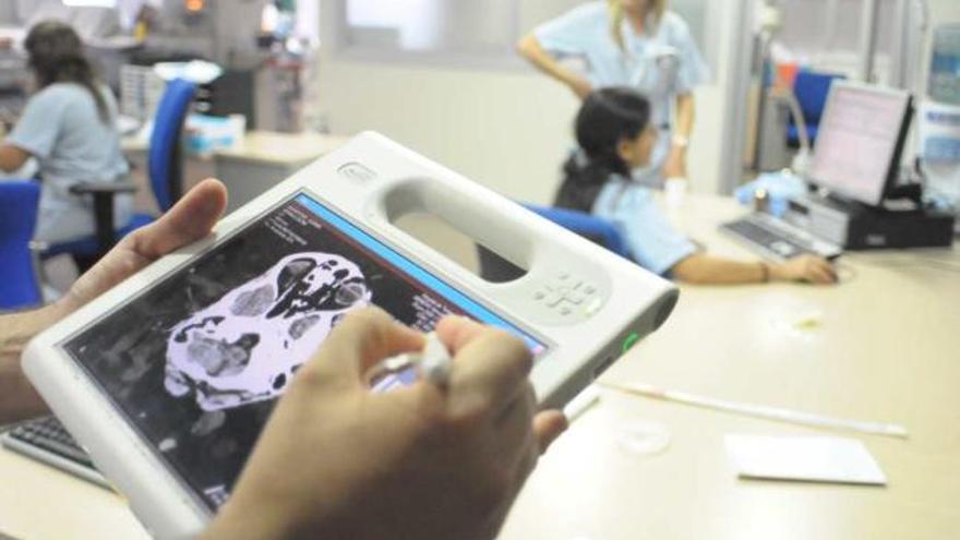 Una de las aplicaciones de &quot;Florence&quot;, una tablet en manos de una trabajadora del Hospital.