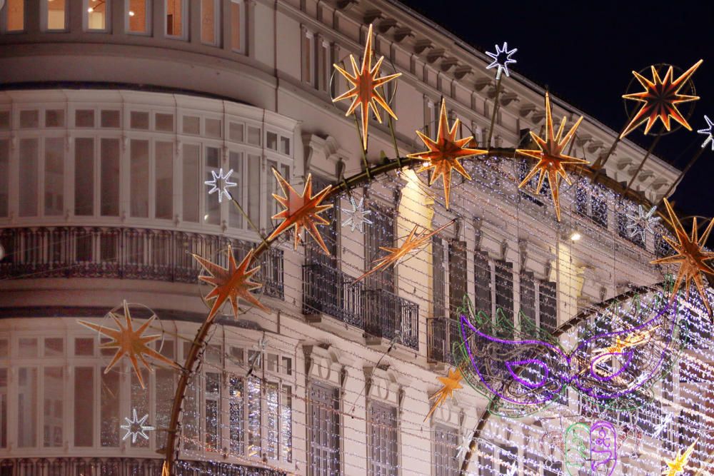 La principal calle del centro de Málaga ya luce los motivos carnavalescos, máscaras y antifaces, con motivo de la Fiesta del Invierno Cálido de la ciudad