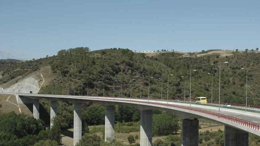 Puente sobre el río Manzanas, que une Zamora con Portugal.