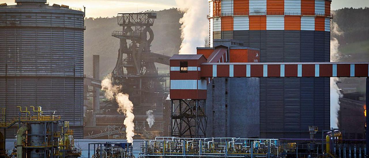 Baterías de coque, gasómetros y uno de los hornos altos de la factoría de Arcelor en Gijón. | Juan Plaza