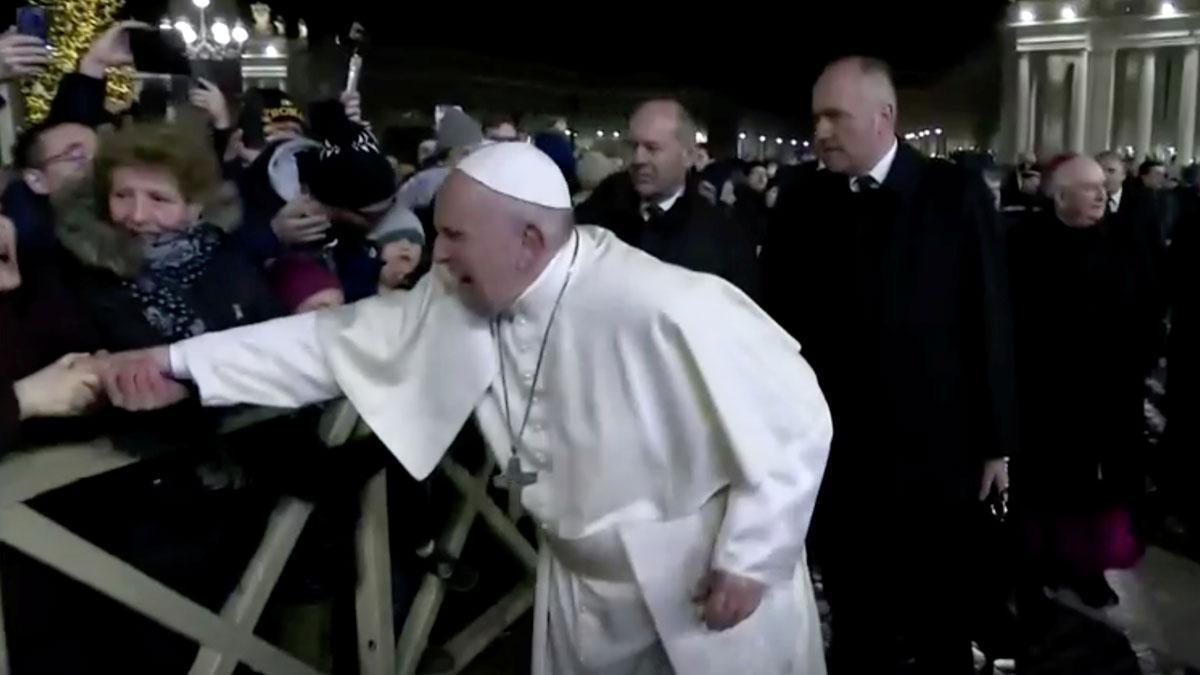 El Papa Francisco pierde los nervios y le da un manotazo a una feligresa