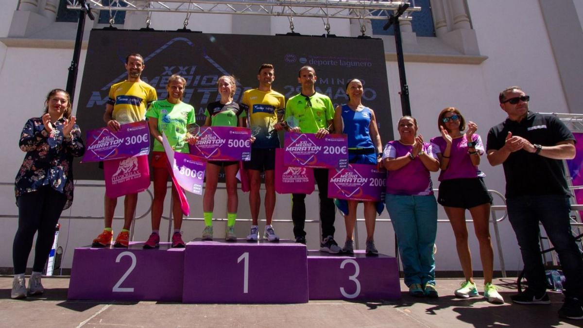 El podio con los ganadores, masculinos y femeninas, en la distancia de 21 kilómetros. | | E.D.