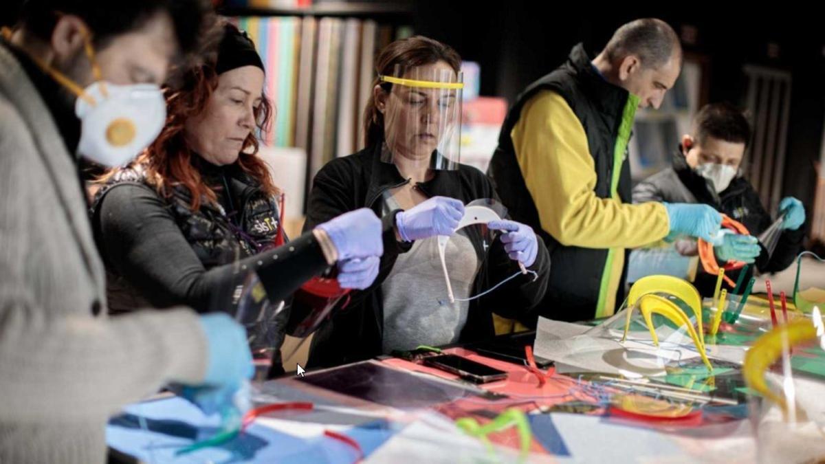 voluntarios-ensamblando-piezas-de-viseras