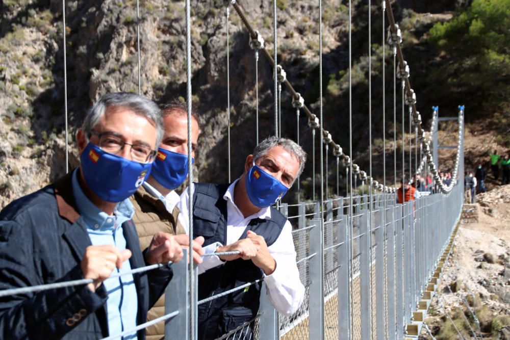 Inauguran el puente colgante de El Saltillo, en la Axarquía